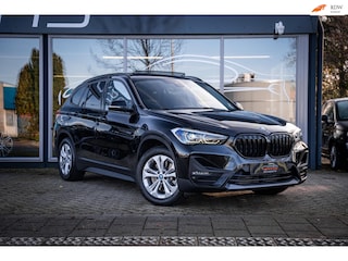 BMW X1 XDrive25e High Executive|93% SOH|Pano|Dealer Onderh|HUD|Apple CarPlay|Cam|LED|