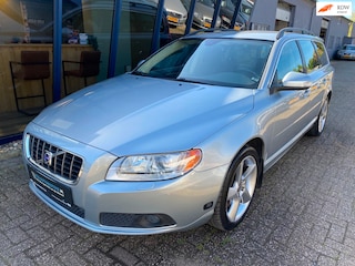 Volvo V70 2.5T Summum 200PK LEER / 18'' VELGEN / DAKSPOILER