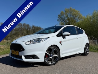 Ford Fiesta 1.6 ST2 / Recaro / 1e Eigenaar / Camera / Navi / 17" Velgen / Stoelverwarming / Clima / LED / Cruise /