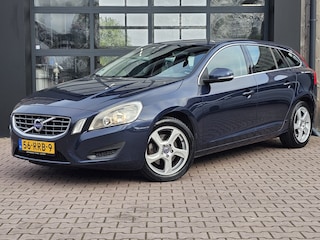 Volvo V60 1.6 T3 Momentum | Navi | Trekhaak | All-seasons | PDC | Cruise | Getint glas |