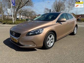 Volvo V40 1.6 D2 Momentum / airco / cruise.control / navi / camera / pdc / nap…..