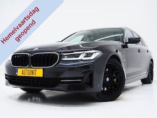 BMW 5-serie Touring 520e | Panoramadak | LED Grille | Trekhaak | Leder | HUD | 360 | Dodehoek | Sfeerlicht | Memory | Carplay