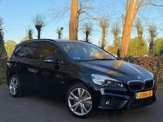 BMW 2-serie Tourer 220i Cent.Hi.Ex./PANO/TREKHAAK/NAVI/STOELVERW/LED/LEDER