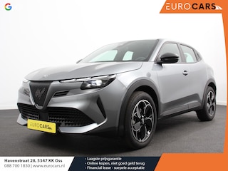 Alfa Romeo Junior Elettrica Automaat 156PK Adaptieve Cruise Control LMV 18 inch Full Led Matrix Parkeer sensoren Navigatie Apple Carplay / Android auto  Climate Control