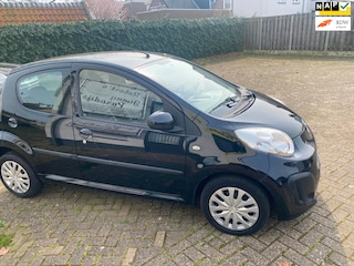 Citroën C1 1.0 Collection in zéér mooie staat met top kleur, rook en huisdier vrij, keurige auto met onverwoestbare motor.