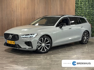 Volvo V60 T6 AWD Recharge Ultra Dark | Trekhaak | Schuifdak | Head-Up Display | Harman Kardon | Adaptieve Cruise Control | Stoelverwarming voor+achter | Stuurwielverwarming | Full LED Meesturende koplampen | Parkeercamera | Pilot Assist | BLIS Dode Hoek Detectie | Elektrische voorstoelen geheugen | Lederen bekleding | Zitting verlenging voorstoelen | Lederen dashboard | Google Infotainment | Keyless Drive | Parkeersensoren voor+achter | Privacy Glass | Elektrisch bedienbare achterklep | DAB Radio | Apple Carplay/Android Auto | Volvo On Call met mobiele App functie | Vapour Grey Metallic |