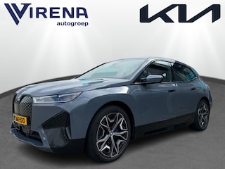 BMW iX xDrive40 High Executive 77 kWh Navigatie - 360 camera - HUD - Driving Assistant Prof. - Trekhaak - Gesture Control -  Harman Kardon - Virena zekerheidspakket € 895,-