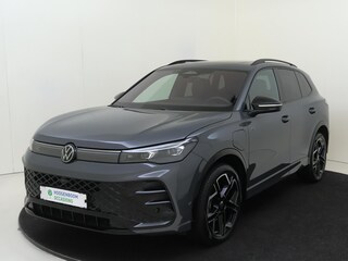 Volkswagen Tiguan 1.5 eHybrid R-Line Edition | SoH 98% | Panoramadak | Trekhaak | Lederen bekleding | Head-up display | Black style | Harman/Kardon audio | 360 camera | Dode hoek assistent |