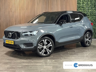 Volvo XC40 T5 Recharge R-Design | Schuifdak | Trekhaak | Adaptieve Cruise Control | Stoel en Stuurwielverwarming | Pilot Assist | Parkeercamera | Leder/alcantara R-Design bekleding met wit stiksel en bies | Zitting verlenging voorstoelen | 19 Inch | Keyless Drive | Parkeersensoren voor+achter | Privacy Glass | Elektrisch bedienbare achterklep | Climate Control L+R | Automatisch dimmende binnen en buitenspiegels | Regensensor | DAB Radio | Apple Carplay/Android Auto | Draadloos telefoon opladen | Volvo On Call met mobiele App functie | Thunder Grey Metallic |