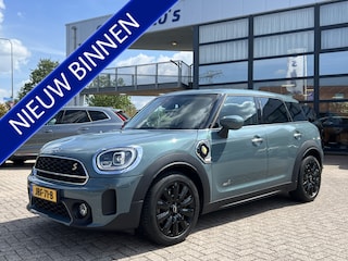 Mini Countryman Cooper SE 220 pk ALL4 PHEV Sportstoelen Carplay Stoelverwarming Zwarte Velgen Led Koplampen Union Jack Achterlichten Parkeersensoren achter Sage Green Metallic Plug In Hybride LCI Facelift Super nette staat !