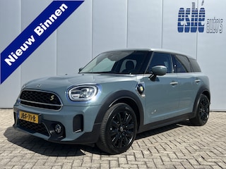 Mini Countryman Cooper SE 220 pk ALL4 PHEV Sportstoelen Carplay Stoelverwarming Zwarte Velgen Led Koplampen Union Jack Achterlichten Parkeersensoren achter Sage Green Metallic Plug In Hybride LCI Facelift Super nette staat !