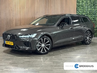 Volvo V60 T6 AWD Recharge Ultra Dark | Trekhaak | Schuifdak | Head-Up Display | Harman Kardon | Adaptieve Cruise Control | Stoelverwarming voor+achter | Stuurwielverwarming | Full LED Meesturende koplampen | Parkeercamera | Pilot Assist | BLIS Dode Hoek Detectie | Elektrische voorstoelen geheugen | Lederen bekleding | Zitting verlenging voorstoelen | Lederen dashboard | Google Infotainment | Keyless Drive | Parkeersensoren voor+achter | Privacy Glass | Elektrisch bedienbare achterklep | DAB Radio | Apple Carplay/Android Auto | Volvo On Call met mobiele App functie | Platinum Grey Metallic |
