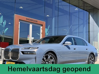 BMW 750e xDrive | Bowers & Wilkins | 360 | SkyLounge | Leder | Trekhaak | Rolscherm | Achterwielbestuuring |