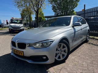 BMW 3-serie Touring 320d EDE Corporate Lease Essential (Trekhaak, Parkeersensoren, Lederen Bekleding etc.)