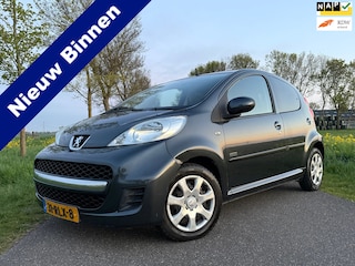 Peugeot 107 1.0-12V Sportium | Schuif-/Kanteldak | Airco | 5 Deurs | Elektrische Ramen | CV | Nieuwe APK + Afleverbeurt | 12V |