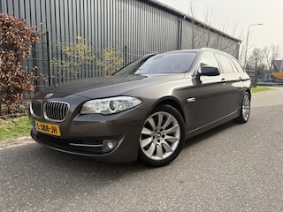 BMW 5-serie Touring 528xi High Executive / AUTOMAAT / PANORAMADAK/ HEAD UP / SOFTCLOSE / 156dkm!