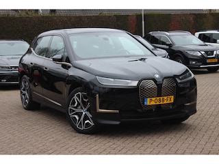 BMW iX xDrive50 High Executive 112 kWh / SOH 97,2% / Trekhaak / Panoramadak / Camera / Leder / 22'' / Luchtvering / Softclose / Harman Kardon / Apple CarPlay / Stoelverwarming / DAB / Dodehoek / ACC