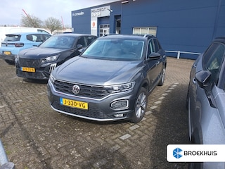 Volkswagen T-Roc 1.5 TSI Sport | Achterbank in delen neerklapbaar | Achteruitrijcamera | Afwijkende dakkleur