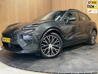 Porsche Macan 4 100 kWh|100%SOH|ACC|VULKANGRAU|VOLLEDER|MEMORY|CAMERA|CARPLAY|STOELVERWARMING|21INCH|NAP|NL|INCL.BTW|1e EIGENAAR|