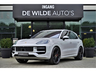 Porsche Cayenne 3.0 S E-Hybrid SportDesign 520pk Krijt Pano SoftClose Trekhaak Head-up InnoDrive Keyless 360-camera Bose