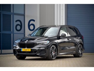 BMW X5 XDrive45e M Sport / NL Auto / 1ste Eig. / Pano / Comf. Stoel / 22" / HUD / H&K Sound