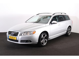 Volvo V70 2.0T Momentum - RTI Navigatie - Climate Control - Lederen bekleding - Verwarmbare voorstoelen - Parkeersensoren v/a - Roofrails - Trekhaak - 18" Ixion lichtmetalen velgen