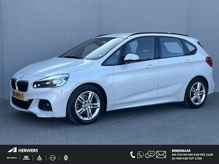 BMW 2-serie Tourer 218i Executive M - Sport / Cruise Control / Stoelverwarming / Trekhaak (1.300KG) / Parkeer Pakket / Navigatie Full Map / Bluetooth /