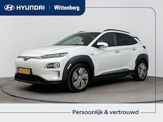 Hyundai Kona EV PREMIUM 64 kWh | 3- FASE | NAVI | CLIMA | ADAPT. CRUISE | CAMERA | HUD | LEDER | STUUR- & STOELVERWARMING | WARMTEPOMP | PRIVACY GLASS | WLTP 481 KM! |