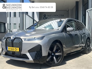 BMW iX xDrive40 High Executive 77 kWh | VOL! | PANORAMADAK | LEDER | HEAD-UP DISPLAY | HARMAN/KARDON | 360 CAMERA | ADAPTIVE CRUISE CONTROL | LMV 21" | CARPLAY/ANDROID | ELKTR. MEMORY STOELEN | NAVI | STOEL/STUURVERWARMING & VERKOELING | ACHTERBANK VERWARMD
