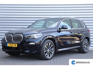 BMW X5 XDRIVE45E 394PK HIGH EXECUTIVE M-SPORT AUTOMAAT / NAVI / LEDER / FULL-LED / CLIMA / 20" LMV / KEYLESS / 360 CAMERA / PANO. DAK / LUCHTVERING / ORG. NL. / ADAPT. CRUISECONTROL / WINTERPAKKET / UNIEK / 1E EIGENAAR / NIEUWSTAAT !!