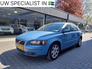 Volvo S40 2.4 Momentum drie eigenaren 11 jaar dezelfde eigenaar clima high performance sound 16inch lm velgen origineel Nederlands