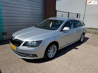 Skoda Superb Combi 1.6 TDI Champs Elysees Bj:2015 NAP!