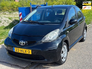 Toyota Aygo 1.0-12V + 5-Drs Airco Electric pakket Audio/CD EBD Colorpakket 2 x Airbag Dealeronderhoud Nieuwe Apk!