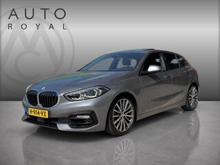 BMW 118i High Executive Edition PANORAMADAK | NAVIGATIE | STOELVERWARMING | CAMERA | LEDER SPORT INTERIEUR | ACHTERUIT RIJ CAMERA | PARKEERSENSOREN | AIRCO/ECC | CRUISECONTROL | LED | AFNEEMBARE TREKHAAK |