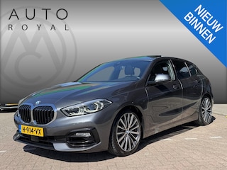 BMW 118i High Executive Edition PANORAMADAK | NAVIGATIE | STOELVERWARMING | CAMERA | LEDER SPORT INTERIEUR | ACHTERUIT RIJ CAMERA | PARKEERSENSOREN | AIRCO/ECC | CRUISECONTROL | LED | AFNEEMBARE TREKHAAK |