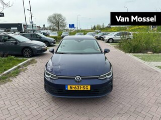 Volkswagen Golf 1.0 eTSI Life 110 PK| Dealeronderhouden | Navigatie | Stoelverwarming | Stuurwielverwarming | Achteruitrijcamera | Parkeersensoren | 17 Inch Velgen | Keyless Access