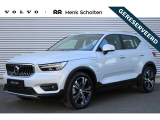 Volvo XC40 1.5 T5 Recharge Plug-in Hybrid Inscription | Parkeerverwarming Met Timer | Trekhaak | All-Season Banden | Alarmklasse 3 | Lederen Bekleding | Harman/Kardon Premium Audio | BLIS Dodehoekdetectie | Adaptieve Cruise Control | Pilot Assist | Parkeersensoren Voor & Achter | Achteruitrijcamera | Verwarmbare Achterbank | Stoelverwarming | Stuurverwarming | Elektrische Achterklep |