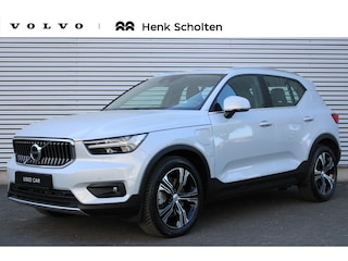 Volvo XC40 1.5 T5 Recharge Plug-in Hybrid Inscription | Parkeerverwarming Met Timer | Trekhaak | All-Season Banden | Alarmklasse 3 | Lederen Bekleding | Harman/Kardon Premium Audio | BLIS Dodehoekdetectie | Adaptieve Cruise Control | Pilot Assist | Parkeersensoren Voor & Achter | Achteruitrijcamera | Verwarmbare Achterbank | Stoelverwarming | Stuurverwarming | Elektrische Achterklep |
