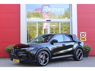 Alfa Romeo Junior Elettrica VELOCE 280PK 54 kWh | SPORT PACK (SABELT SPORTSTOELEN ELEKTRISCH BEDIENBAAR OP DE BESTUURDERSSTOEL/STOEL VERWARMING/ALUMINIUM INSTAPLIJSTEN EN PEDALEN/PERFROMANCE STUURWIEL MET ALCANTARA/PERFORMANCE BODYKIT "PROGRESSO"/AMBIENT LIGHT/GETINTE ACHETRRUITEN | TECHNO PACK (LED MATRIX KOPLAMPEN/AUTOMATISCH DIMMENDE BINNENSPIEGEL/DRAADLOZE TELEFOONLADER/DODEHOEK DETECTIE/NAVIGATIE/ELEKTRISCH BEDIENBARE ACHTERKLEP/KEYLESS ENTRY/KEYLESS START/ADAPTIVE CRUISE CONTROL/ACHTERUITRIJ CAMERA) | DRAADLOZE APPLE CARPLAY/ANDROID AUTO | 20" LICHTMETALEN VELGEN "VENTI" | RODE REMKLAUWEN | DC SNELLADER | "TORSEN" SPERDIFFERENTIEEL | GROTERE REMSCHIJVEN VOOR |