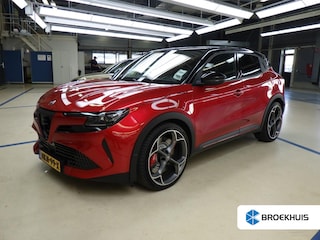 Alfa Romeo Junior Elettrica Veloce 280pk 54 kWh | Nieuwprijs €55.000,- | Panorama/schuifdak | Sabelt sportstoelen | NL auto | 11.000km |
