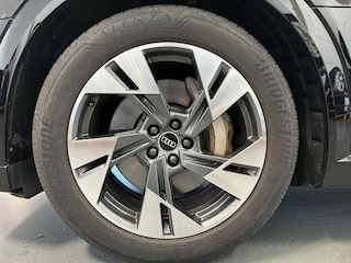 Audi e-Tron 55 quattro 95 kWh 408pk S Edition · SOH 96,8% · Camera · Luchtvering · Afneembare Trekhaak · Head-Up Display · Elek. Achterklep · Stoelverwarming · 20"Velgen ·