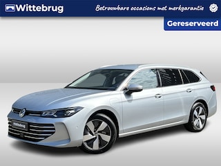 Volkswagen Passat Variant 1.5 eHybrid 204PK Business / Zwenkbare Trekhaak / Stuur + Stoelverwarming / Achteruitrijcamera / Head-Up Display / LED