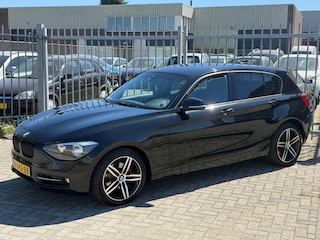 BMW 118i Business AUTOMAAT 5 DEURS! Navi l Airco ECC l Stoelverwarming l PDC l TREKHAAK! Zeer mooi!