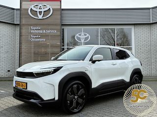 Toyota Urban Cruiser EXECUTIVE 61 KWH NIEUW & DIRECT LEVERBAAR!!! PANO-DAK STOEL/STUURVERW 360° CAMERA PARK-SENSOREN BLIND-SPOT NAVI APPLE/ANDROID