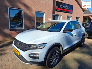 Volkswagen T-Roc 1.0 TSI Style Business metallic grijs. o.a. carplay, stoelverwarming, navi, pdc. Zeer netjes.