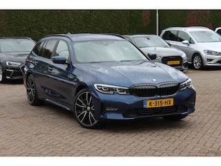 BMW 3-serie Touring 330e eDrive Edition / Leder / Ambiance / CarPlay / Parkeerhulp V+A / 19'' / Harman Kardon Getint glas / Virtual Cockpit / Stoelverwarming 4x / DAB / Cruise Control