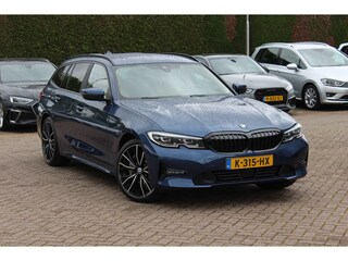 BMW 3-serie Touring 330e eDrive Edition / Leder / Ambiance / CarPlay / Parkeerhulp V+A / 19'' / Harman Kardon Getint glas / Virtual Cockpit / Stoelverwarming 4x / DAB / Cruise Control