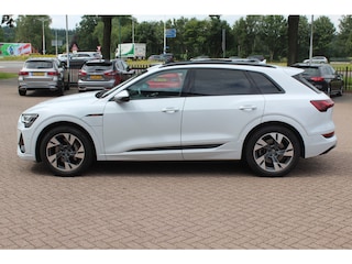 Audi e-Tron 50 quattro Launch edition Black 71 kWh / Panoramadak / Camera / 20'' / Luchtvering / ACC / CarPlay / Navigatie / Stoelverwarming