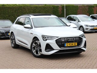 Audi e-Tron 50 quattro Launch edition Black 71 kWh / Panoramadak / Camera / 20'' / Luchtvering / ACC / CarPlay / Navigatie / Stoelverwarming