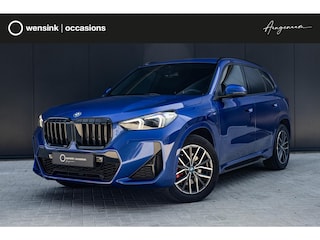 BMW X1 xDrive25e | M-Pakket | Curved Display | Sportstoelen | Camera | DAB | Apple Carplay/Android Auto | Ele. kofferdeksel | BMW LED |